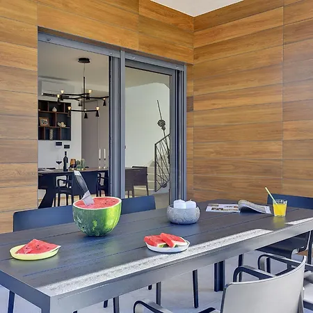 Modern With Private Swimming Pool Pula