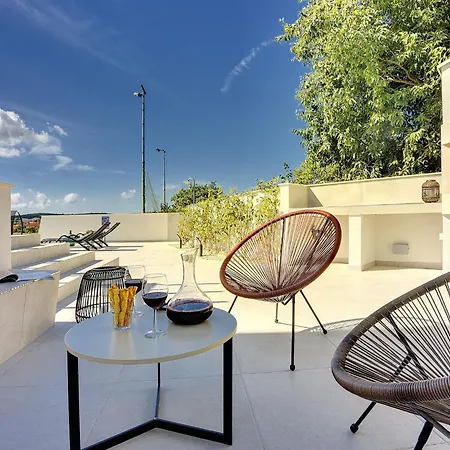 Modern With Private Swimming Pool Pula