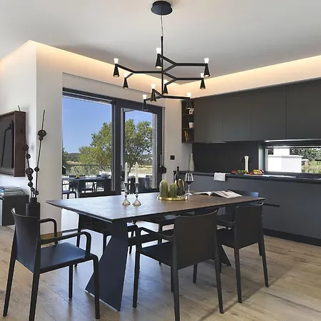 Modern With Private Swimming Pool * Pola