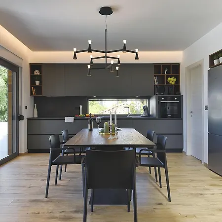 Modern With Private Swimming Pool Villa Pola